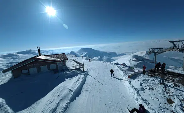 Kar 3 metreye yaklaştı: Türkiye'nin en dik pisti Ejder; kar, güç ve adrenalin