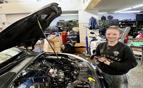 17 yaşındaki oto tamircisi genç kız sanayi esnafının kalbine taht kurdu