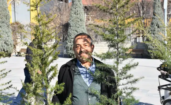 Karapınar’da yeşil seferberlik: 1 saatte 4 bin fidan dağıtıldı