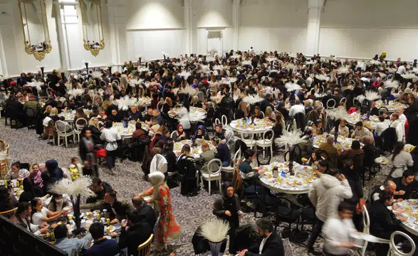 Konya'da bin kişi çocuklar için aynı sofrada buluştu