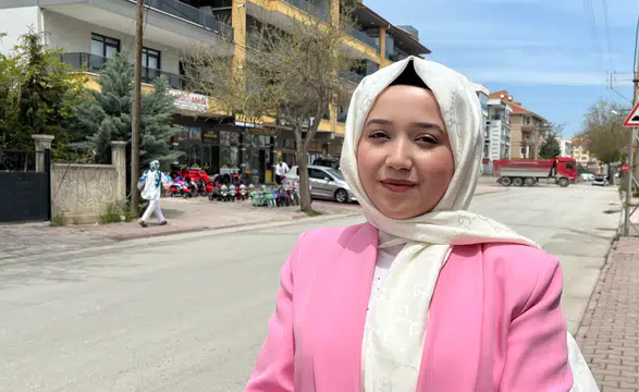 Konya'da yavru kedi kazada ölen annesinin başından ayrılmadı