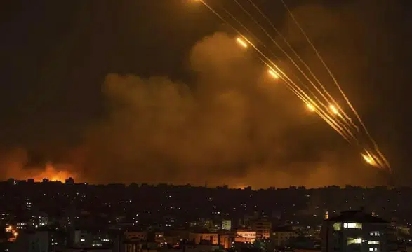 İran'dan yoğun füze saldırısı: Beerşeba şehri yanıyor