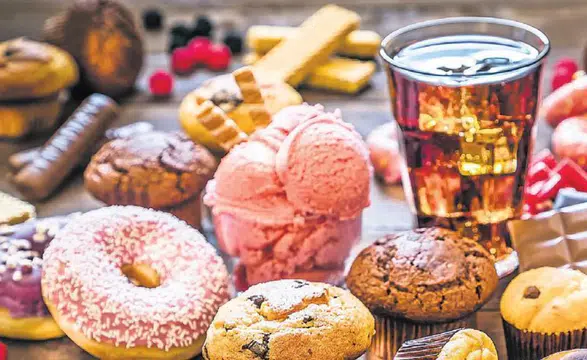 Abur cubur tüketimi erkekleri kadınlaştırıyor mu: Uzmanından ilginç uyarı