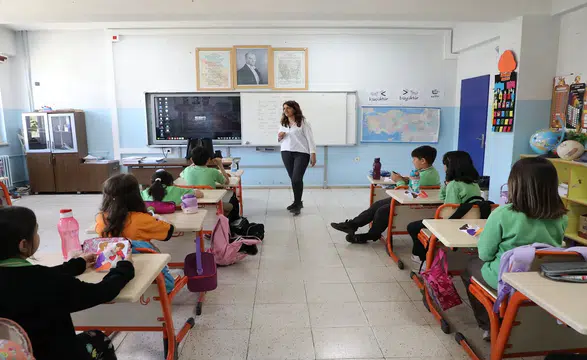 Yavruları eğitimli olacak: Sınıfın ortasına doğum yaptı