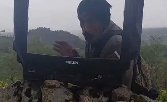 Çoban koyunları bırakıp hava durumu spikerliğine soyundu