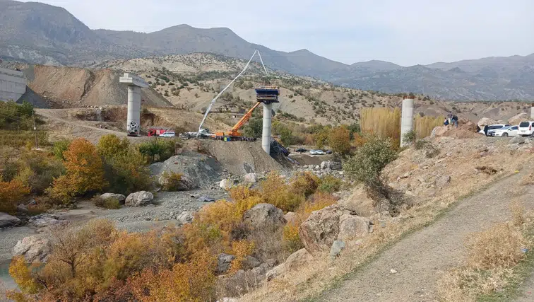 Köprü inşaatında facia: Ölü ve yaralılar var