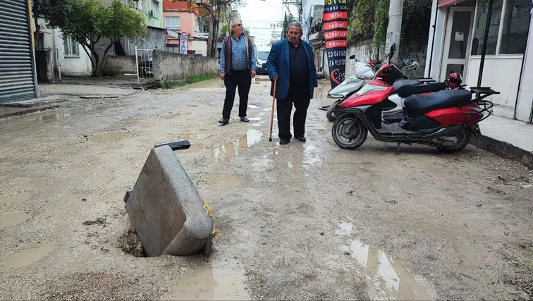 Şaka gibi: Çöken yolu onarma yöntemi herkesi güldürdü