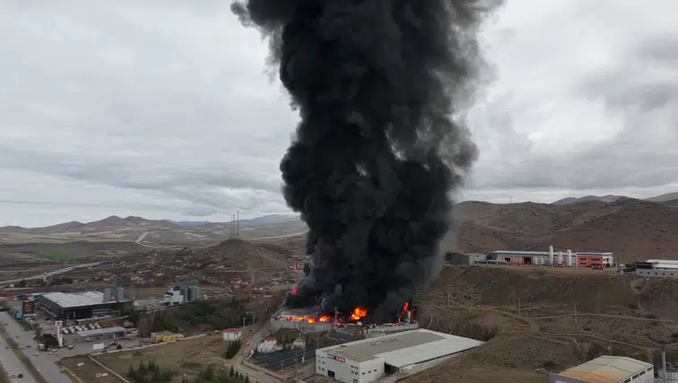 Kimya fabrikasında yangın: Tehdit  büyük