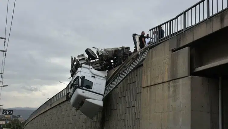Korku dolu anlar: TIR viyadükte asılı kaldı
