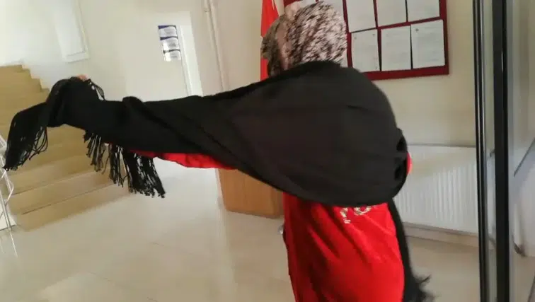 "Çek abi çek": Zabıtanın dilenci kadınlarla imtihanı