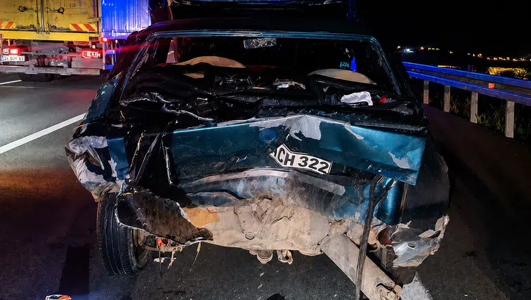 Akıllara durgunluk veren kaza! Bankette duran otomobile çarptı