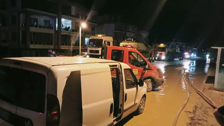 Konyalı vatandaşlar dışarıda! Ortalık savaş alanına döndü tahliye sürüyor