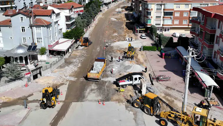 Karatay'da iş makineleri çalıştı: 2 caddede ulaşım altyapısı güçleniyor