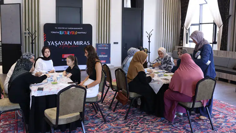 Konya'daki festivalde müzik ve geleneksel sanatlar bir arada