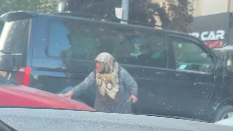 Görenler şaşırdı: Park yeri savaşını bastonlu yaşlı kadın kazandı