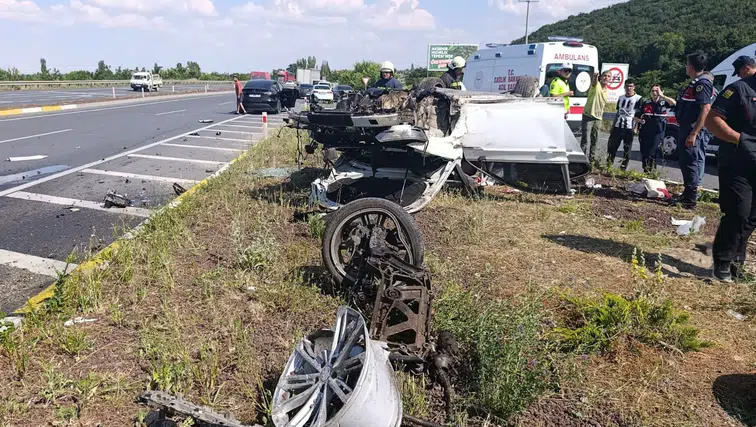 Konya’da refüje çarpan otomobil hurdaya döndü: 3 yaralı