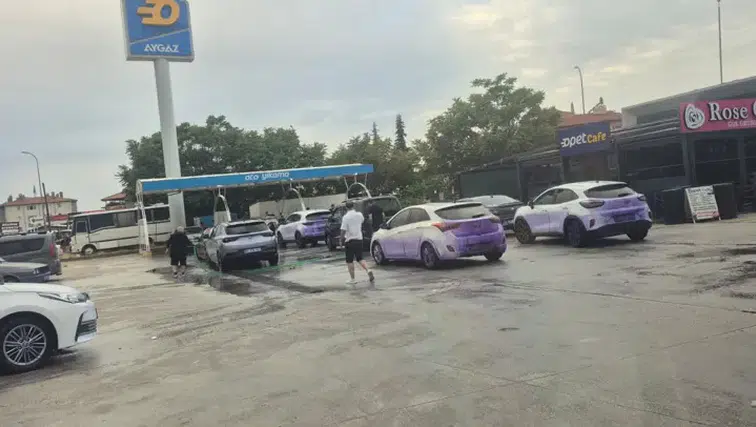 Mora boyanan araçlar şaşırttı
