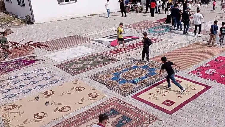 Halı sahası olmayan çocuklar kendi halı sahalarını yaptı