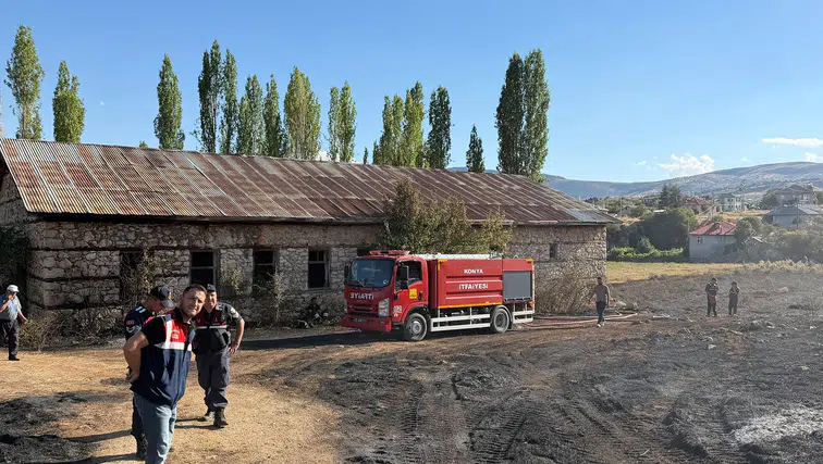 Konya'da saman yüklü kamyonda yangın çıktı