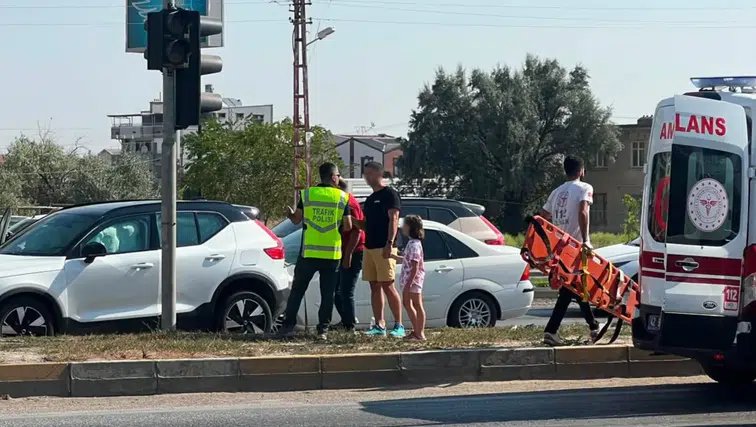 Konya'da otomobil kırmızı ışıkta duran araca çarptı: 2 yaralı