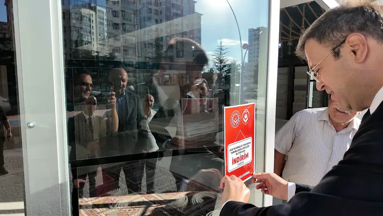 Bu esnaflar evlenecek gençlere direkt yüzde 50 indirim yapıyor