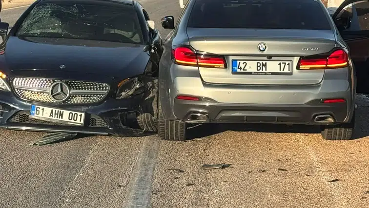 Konya'da lüks otomobilleri pert eden kaza: 6 kişi yaralandı