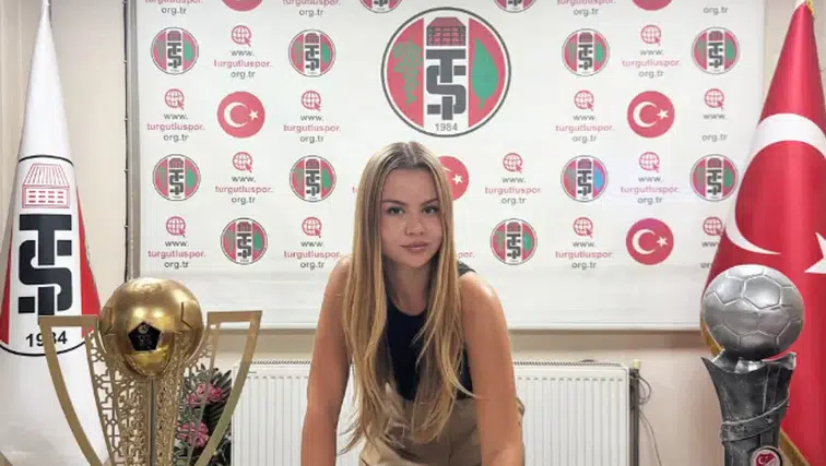 Futbolda tarihi gün: 22 yaşındaki genç kadın teknik direktör oldu