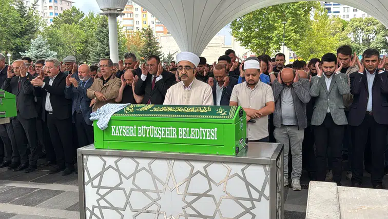 Başına kaya parçası düşen bebek hayatını kaybetti