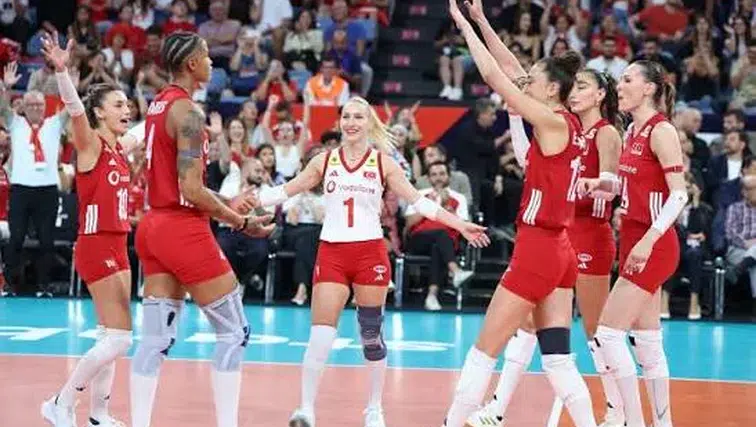 Türkiye-İtalya final maçı saat kaçta: Filenin Sultanları kupa için sahada