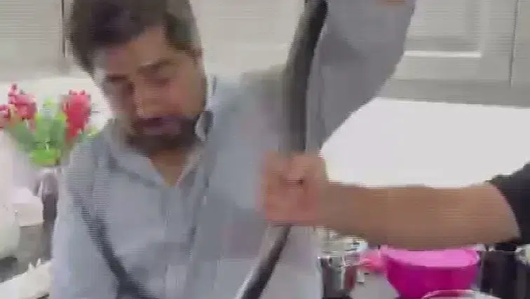 "Yılancı Kemal" 2 metrelik yılanı 4 saatlik mücadele sonunda çıplak elleriyle yakaladı