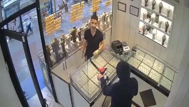 Kuyumcuyu soyacaktı, tuzağa düştü: Hırsız poşettekini görünce şok oldu