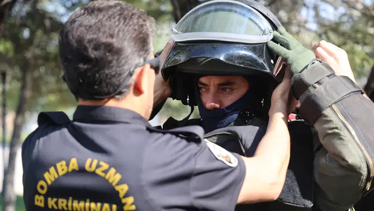 Herkesin kaçtığı şüpheli paketlere canlarını ortaya koyarak yaklaşıyorlar