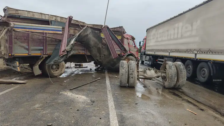Konya'da kayganlaşan yolda kontrolden çıkan kamyon kaza yaptı