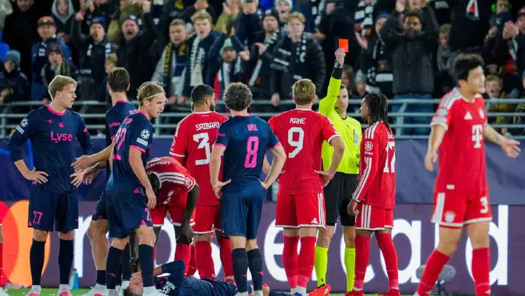 Futbol sahalarında bir ilk: Sarı ve kırmızı kartlar da sanal oldu
