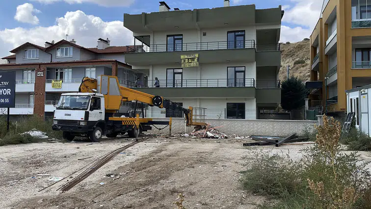 Konya'da yine iş kazası: Çatıya demir çıkartmak istedi, yere düştü