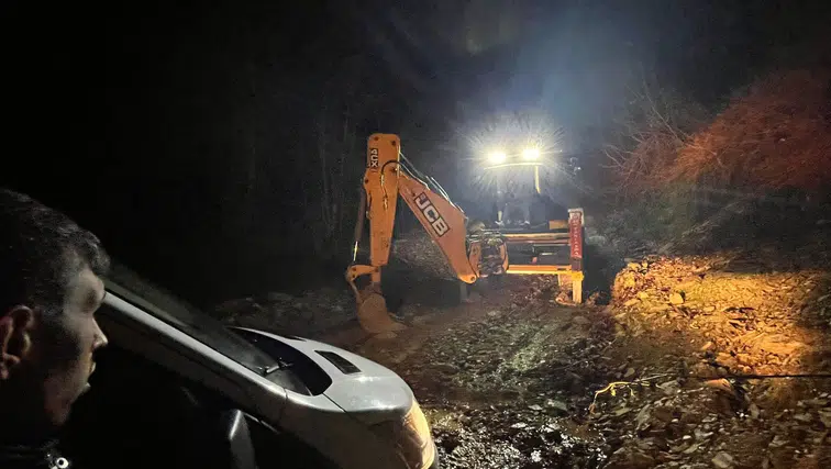 Navigasyona güvendiler dağda mahsur kaldılar