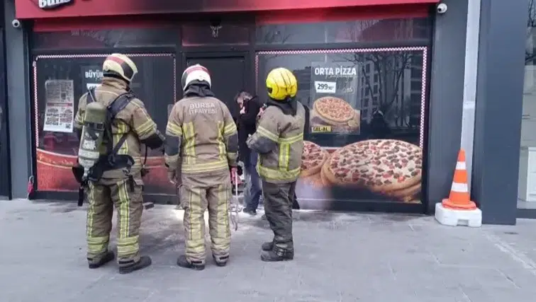 Kiraladığı araçla sokak sokak gezip pizzacının şubelerini kundakladı