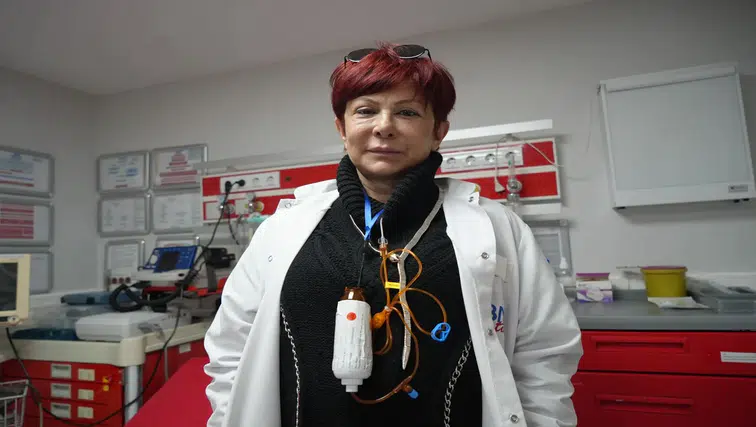 Boynunda kemoterapi, kalbinde meslek aşkı: İki farklı kanser ile mücadele eden hekim