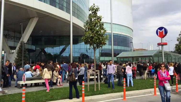 AVM'ler darphane gibi çalışıyor: Kârları dudak uçuklatıyor