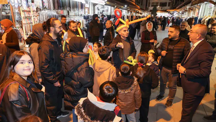 Başkan Kavuş, tarihi Bedesten'de: Esnafın bayram coşkusuna ortak oldu