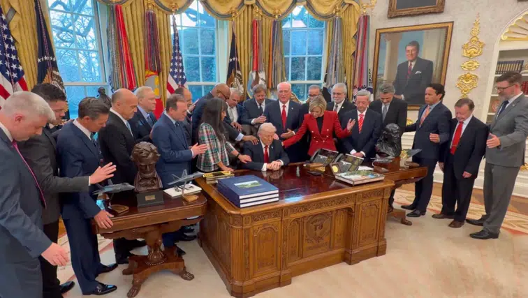 Oval Ofis'te ilginç anlar: Din insanları Trump'a dokunup dua etti