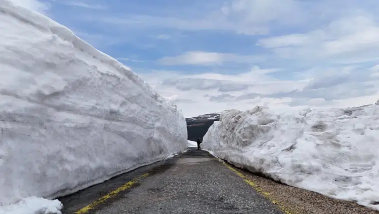 Nisan sonunda 4 metre kar yağdı yollar kapandı