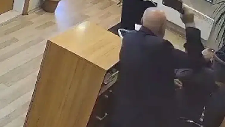 Belediye personeline satırla saldırı anı kamerada