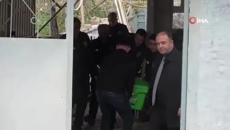 Kan donduran cinayet: İki kardeş bir oldu, babalarını bıçak ve baltayla öldürdü