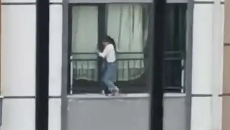 Camdan çıkarak korkulukta gezindi: O kız çocuğu yürekleri ağza getirdi