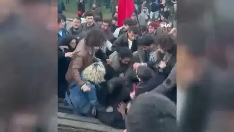 Konserde bayrak krizi: Protestoda bulunan öğrencilere saldırı