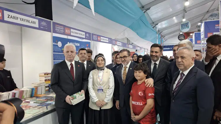İstanbul Valisi Davut Gül Babıali Yayınları'nda: Yazarımız Ali Ulurasba kitaplarını imzaladı
