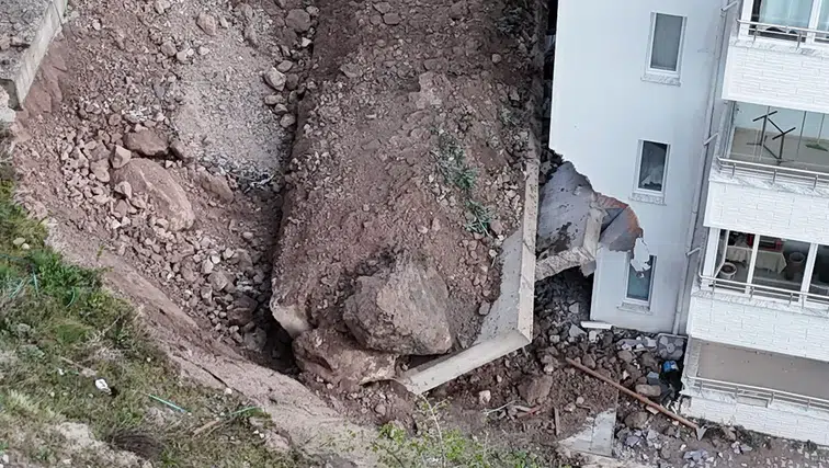 Çöken istinat duvarı evlerin içine girdi: 10 ev tahliye edildi