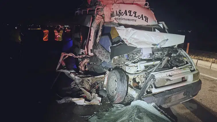 Konya yolunda feci kaza: 4'ü ağır 12 kişi yaralandı