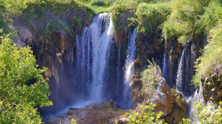 Konya'nın cennet köşesi şelalesi sıcaklardan bunalan vatandaşların akınına uğruyor